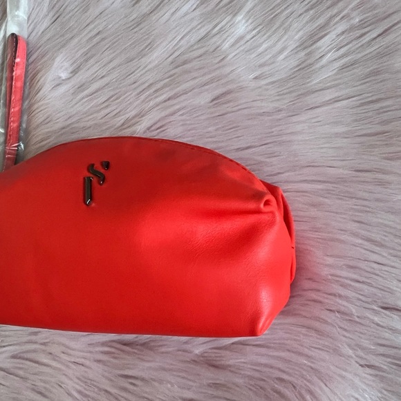 NWT Simply Vera Vera Wang Vegan Leather Red Wristlet  ❤️ - Picture 5 of 8
